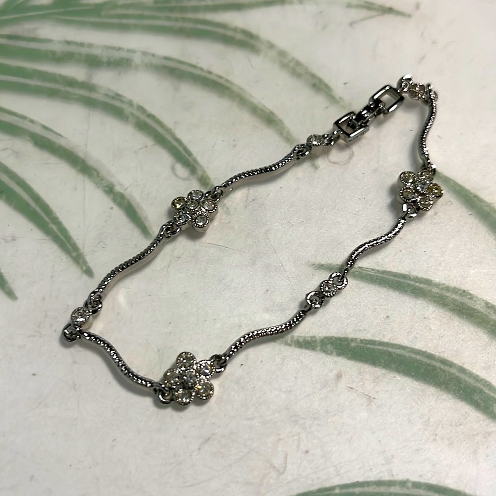 Silvertone swirl floret bracelet.